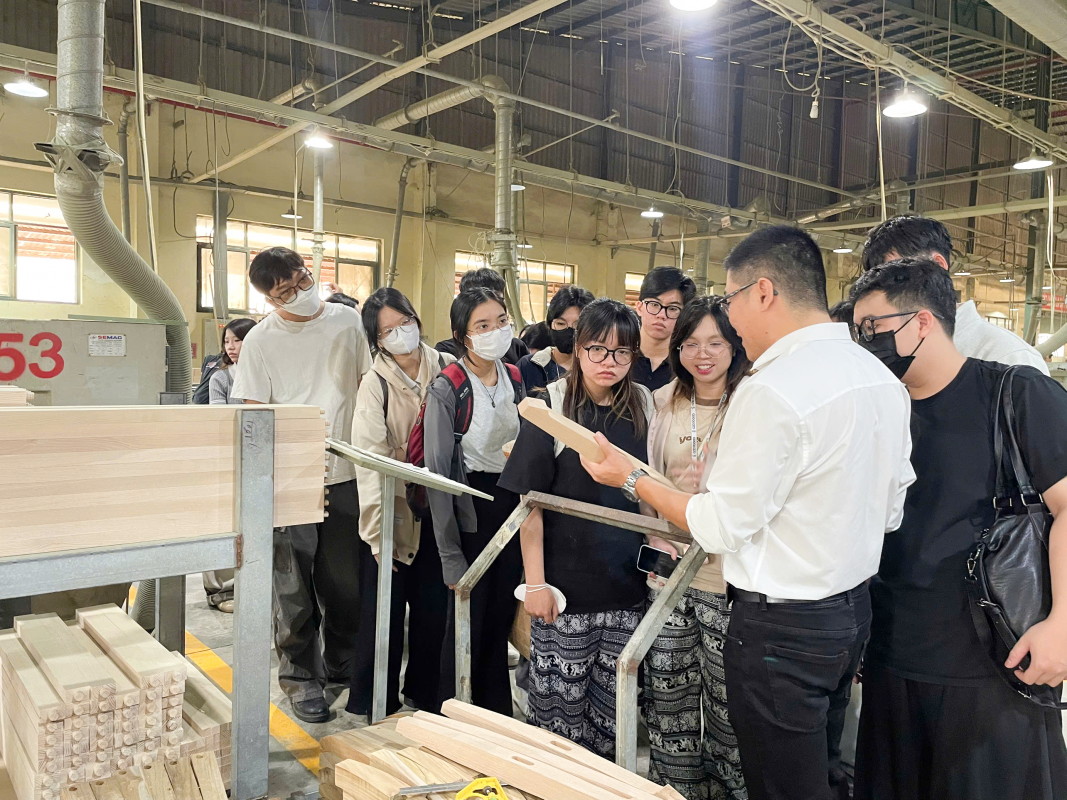 Sinh viên Đại học Văn Lang tham quan quy trình sản xuất nội thất