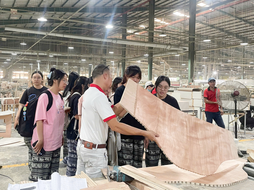 Sinh viên Đại học Văn Lang tham quan quy trình sản xuất nội thất